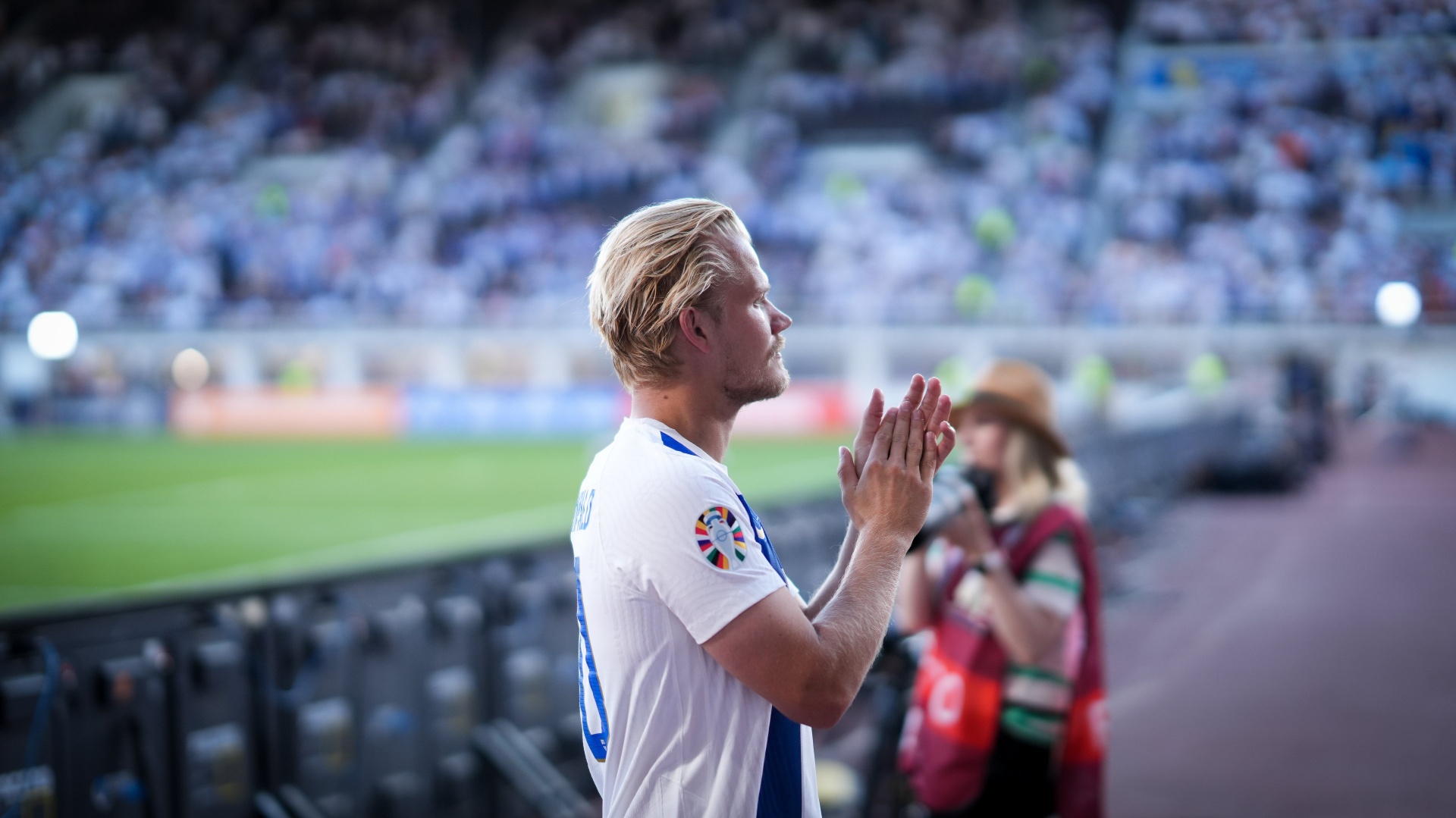 Teemu Pukki applauding Finland fans at the stadium